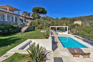 Villa über dem Meer mit eingezäuntem Garten und SwimmingPool